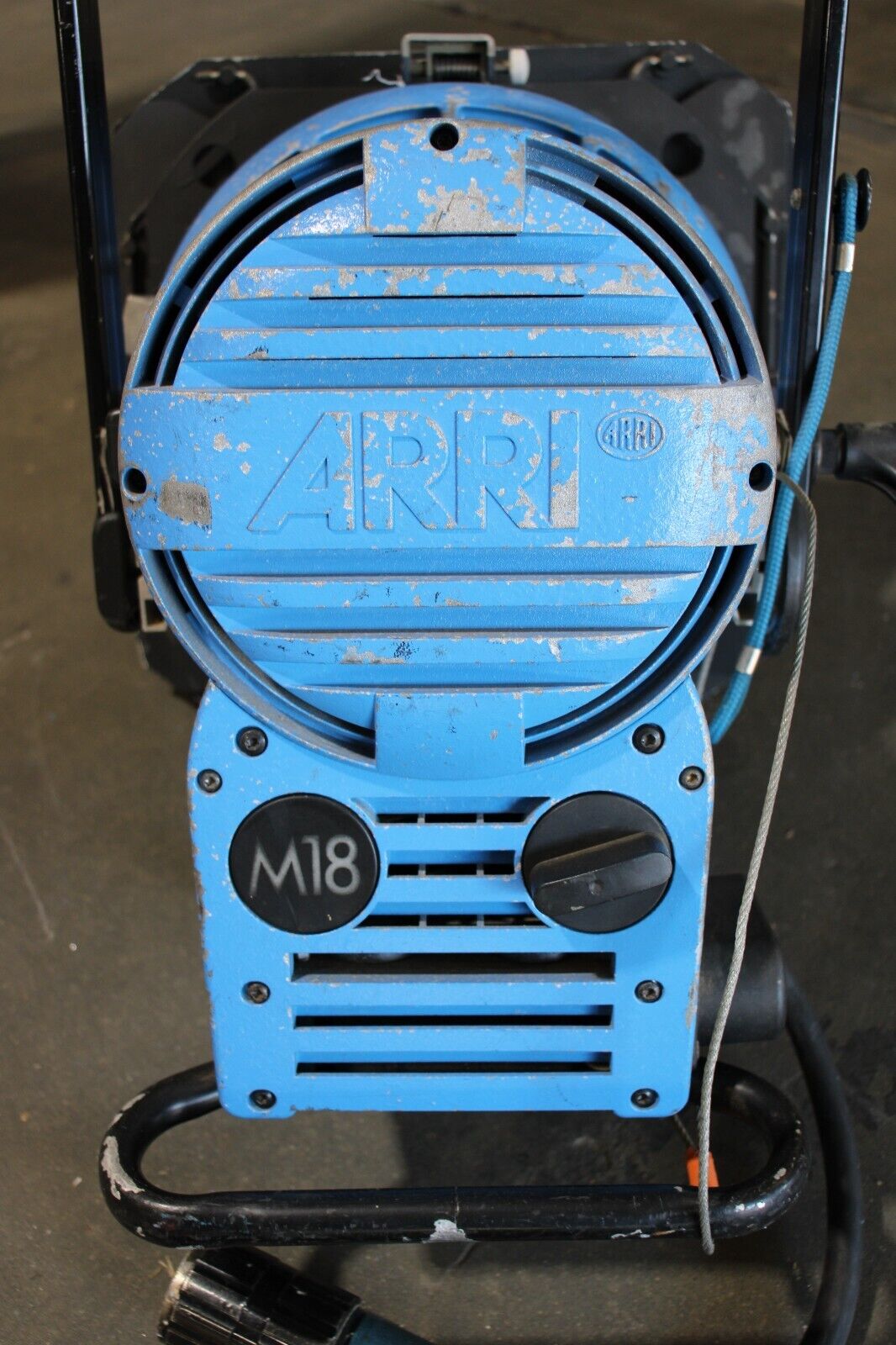 ARRI M18 HMI 1800W LAMPHEAD WITH 4 LEAF BARNDOOR (110/220 VAC) L1.37600.B